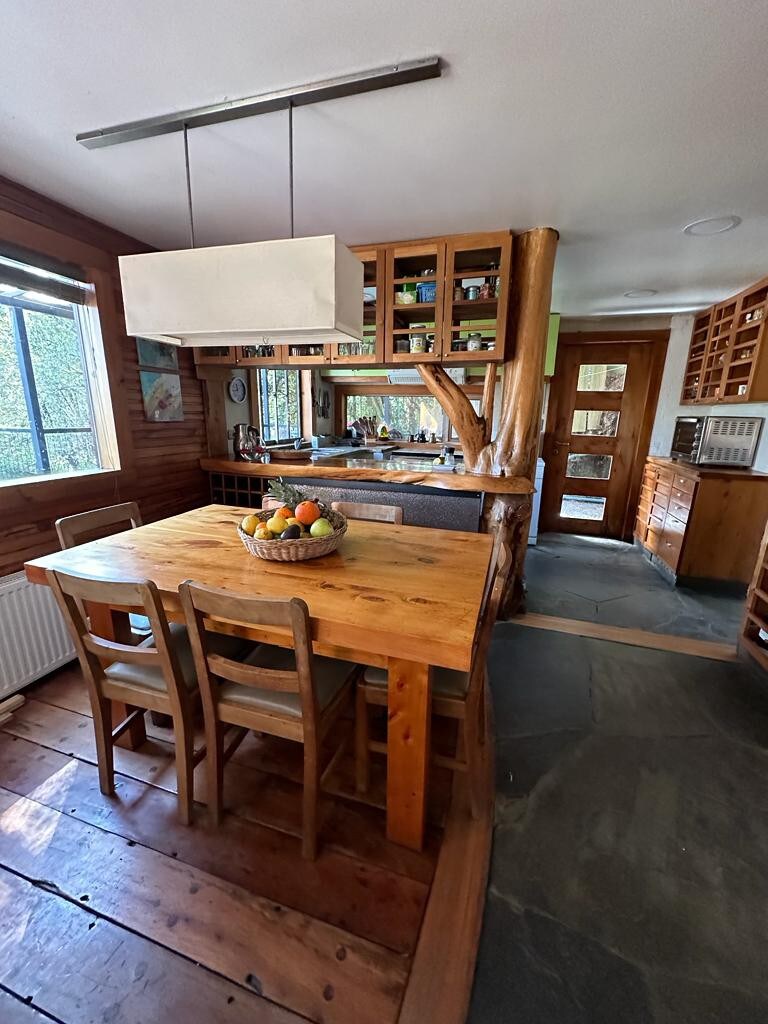 Casa con acceso al  lago, diseño patagónico.