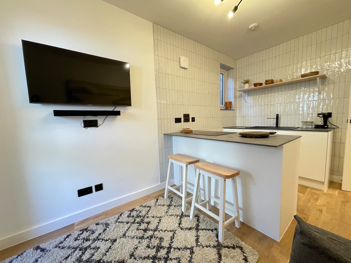 Beachside: Stylish flat, by the beach + parking