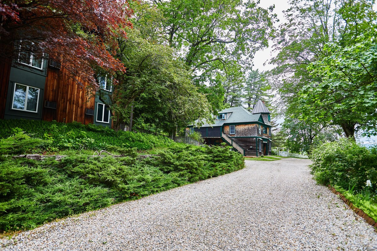 Lodge Queen Woods View at Apple Tree Inn