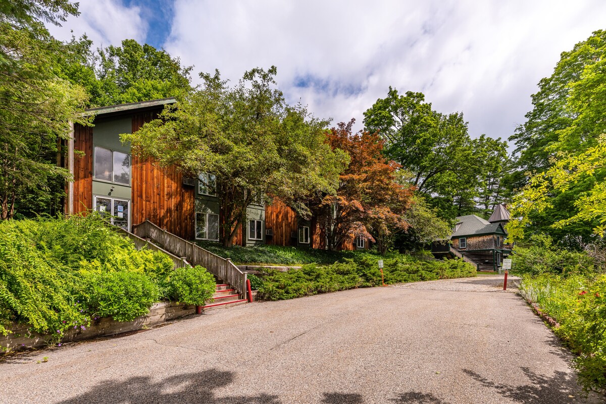 Two Lodge Double Woods View and Apple Tree Inn