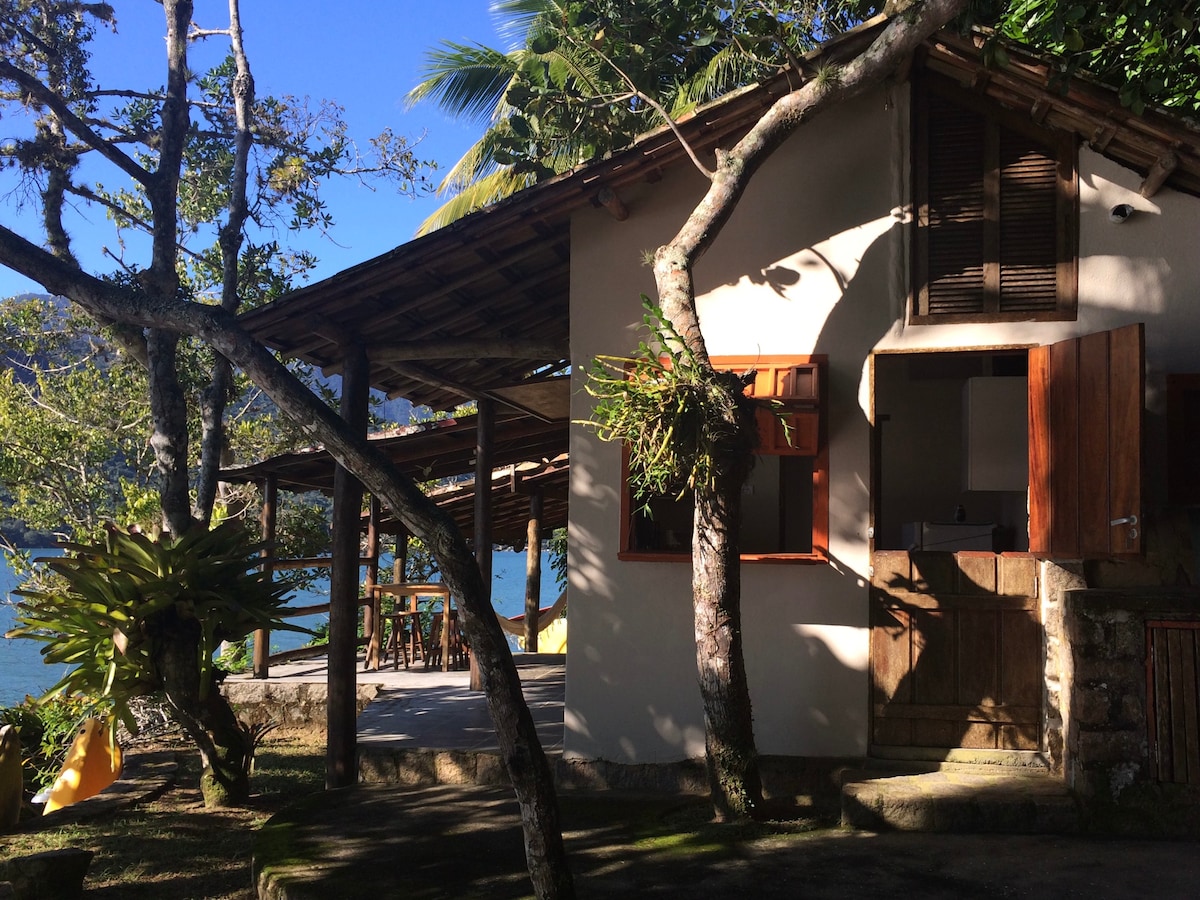 Beachfront House in Saco do Mamangua (Bromeliads)