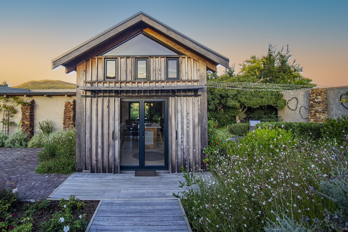 Cosy Little Barn Cottage @ De Uijlenes