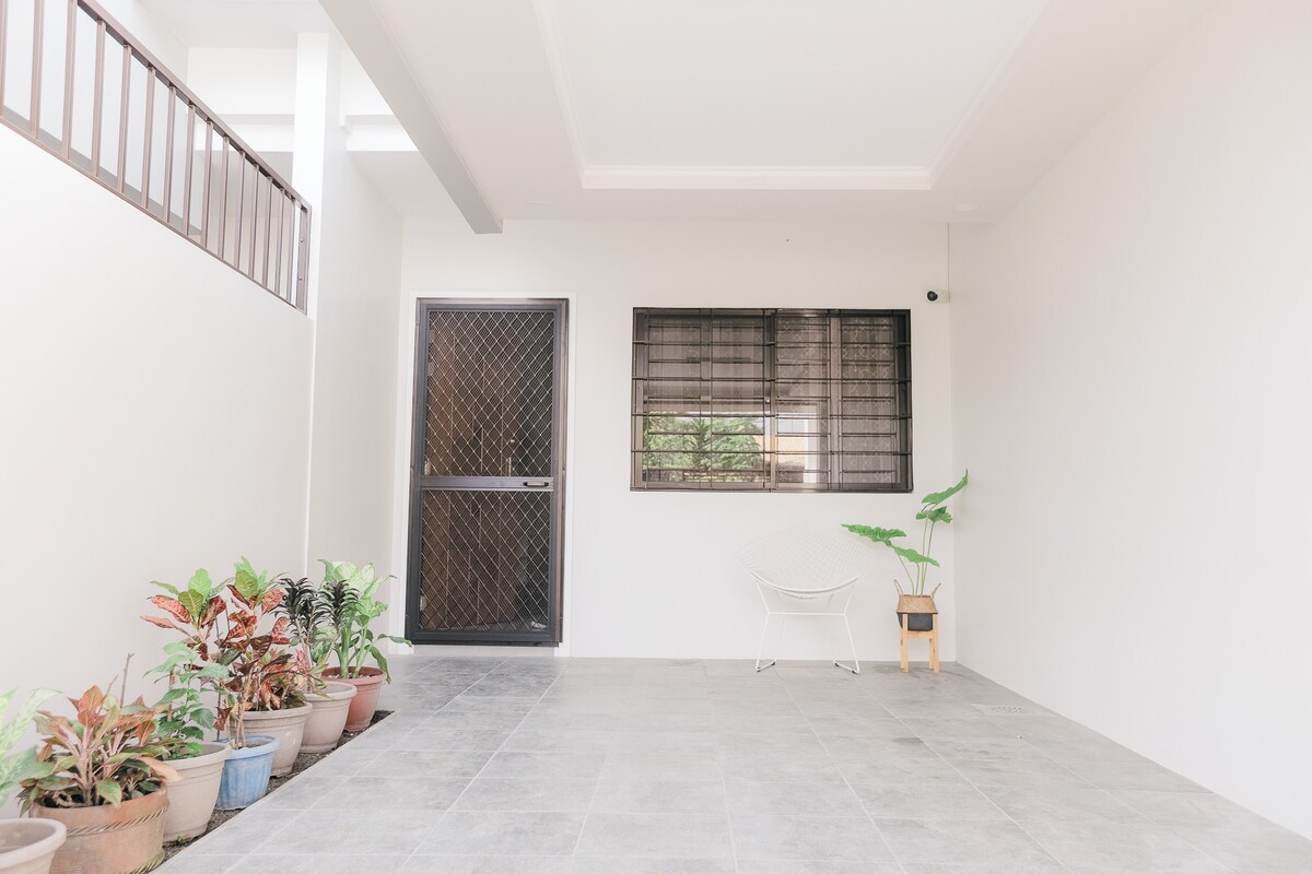 Town house in Angeles City-AC|Netflix|Wifi|Parking