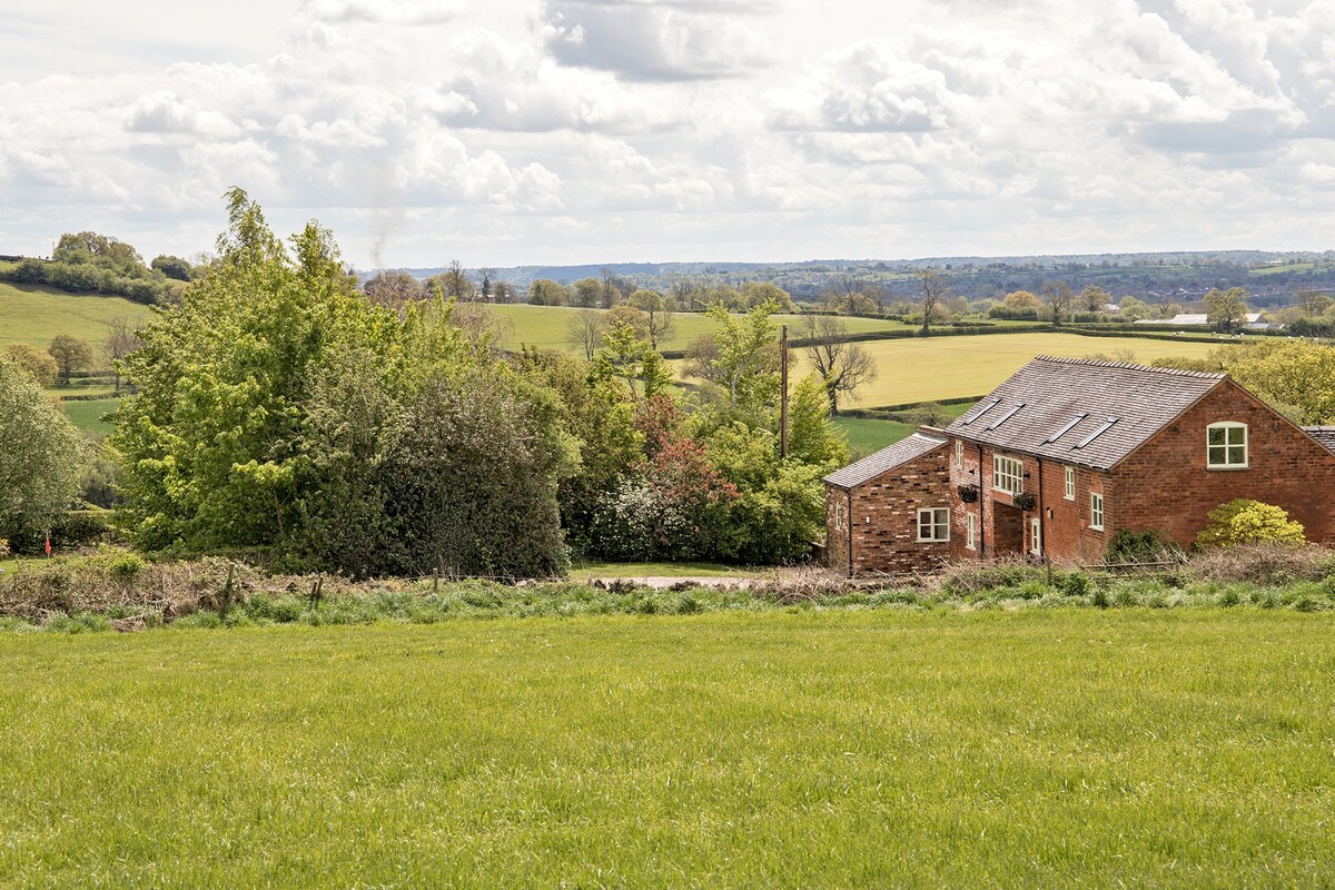 The Hayloft -轻松前往奥尔顿大厦（ Alton Towers ）和山顶（ Peak ）。