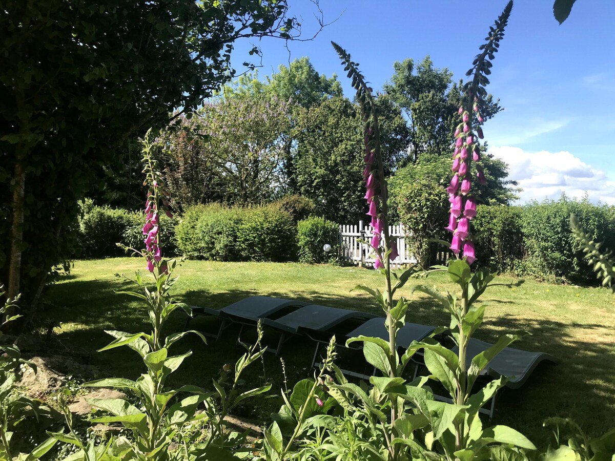 Gîte spacieux, joli jardin privé, piscine et jeux