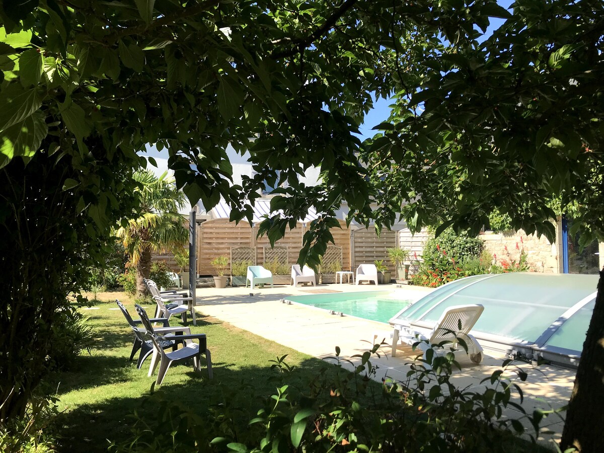 Gîte spacieux, joli jardin privé, piscine et jeux