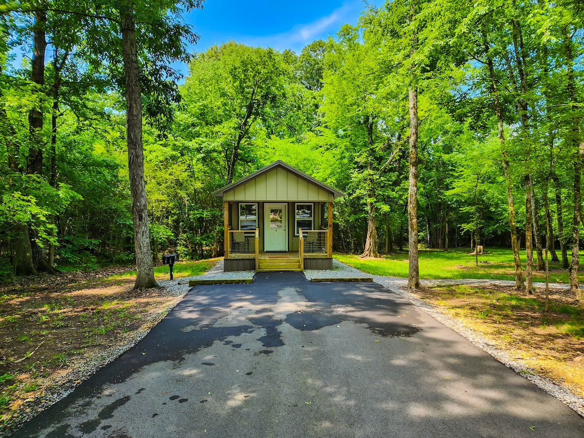 Adorable Tiny House Cabin- Lake Guntersville