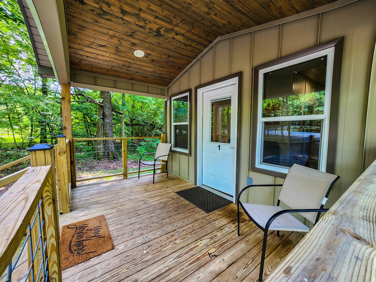 Adorable Tiny House Cabin- Lake Guntersville