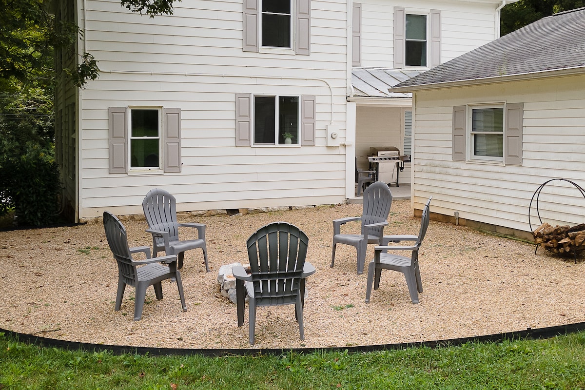 Fully Renovated Modern Farmhouse near Lexington