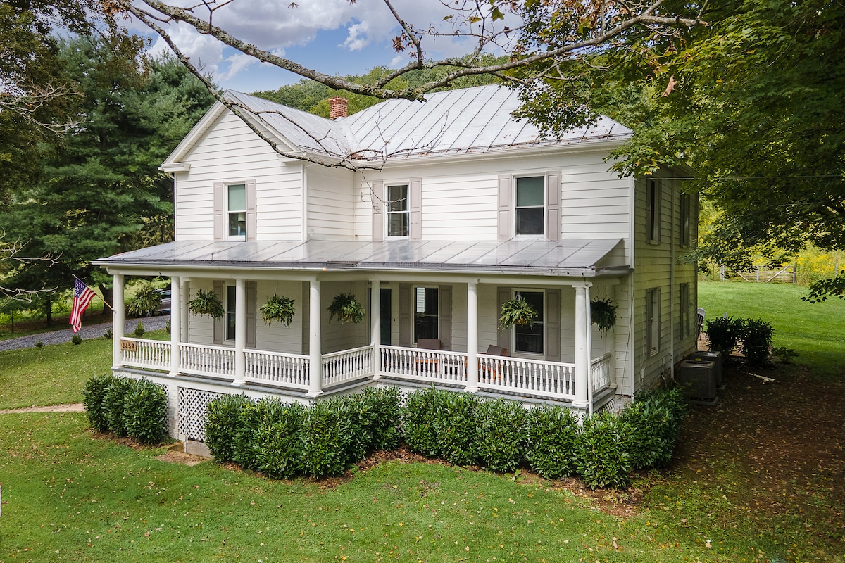 Fully Renovated Modern Farmhouse near Lexington