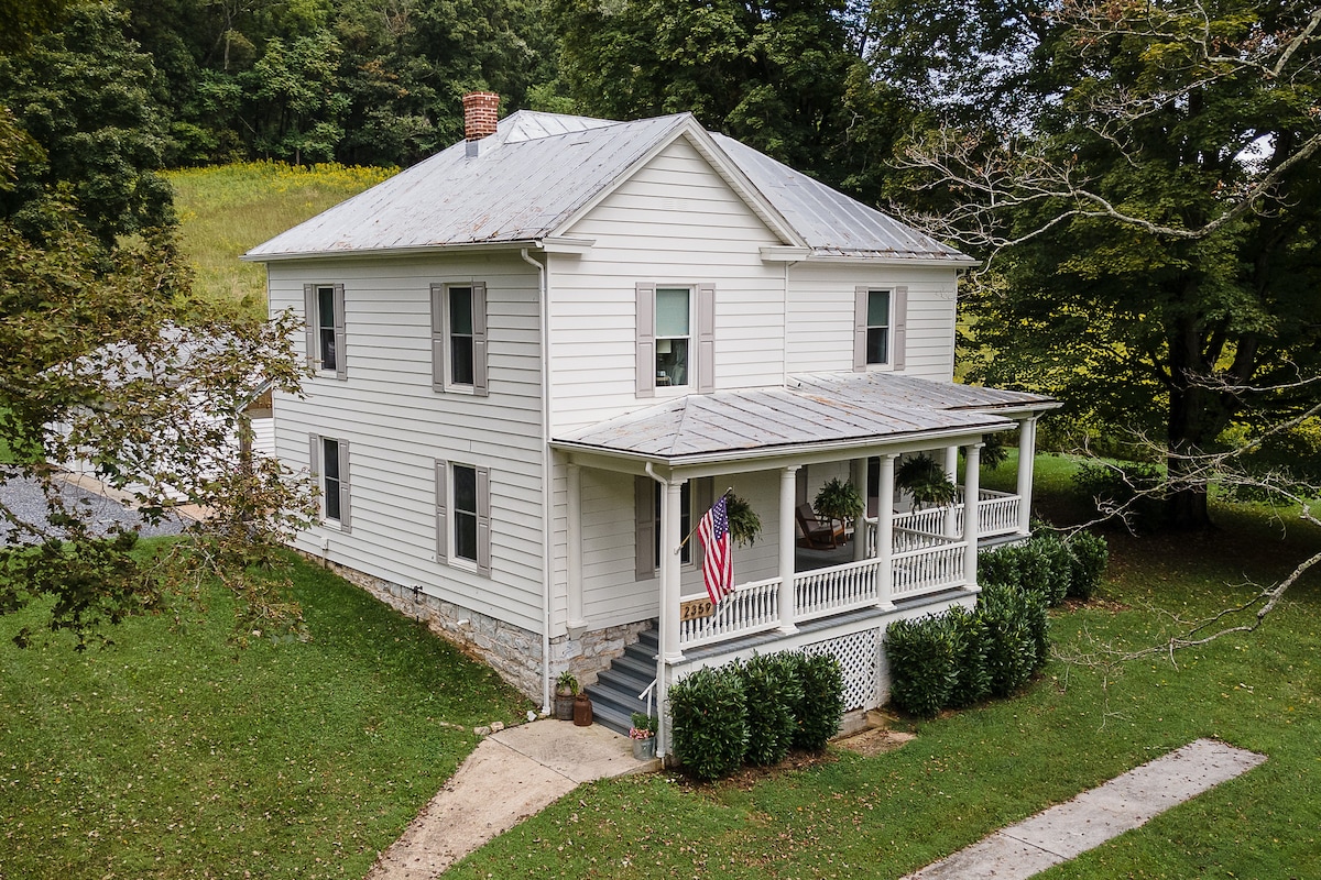 Fully Renovated Modern Farmhouse near Lexington