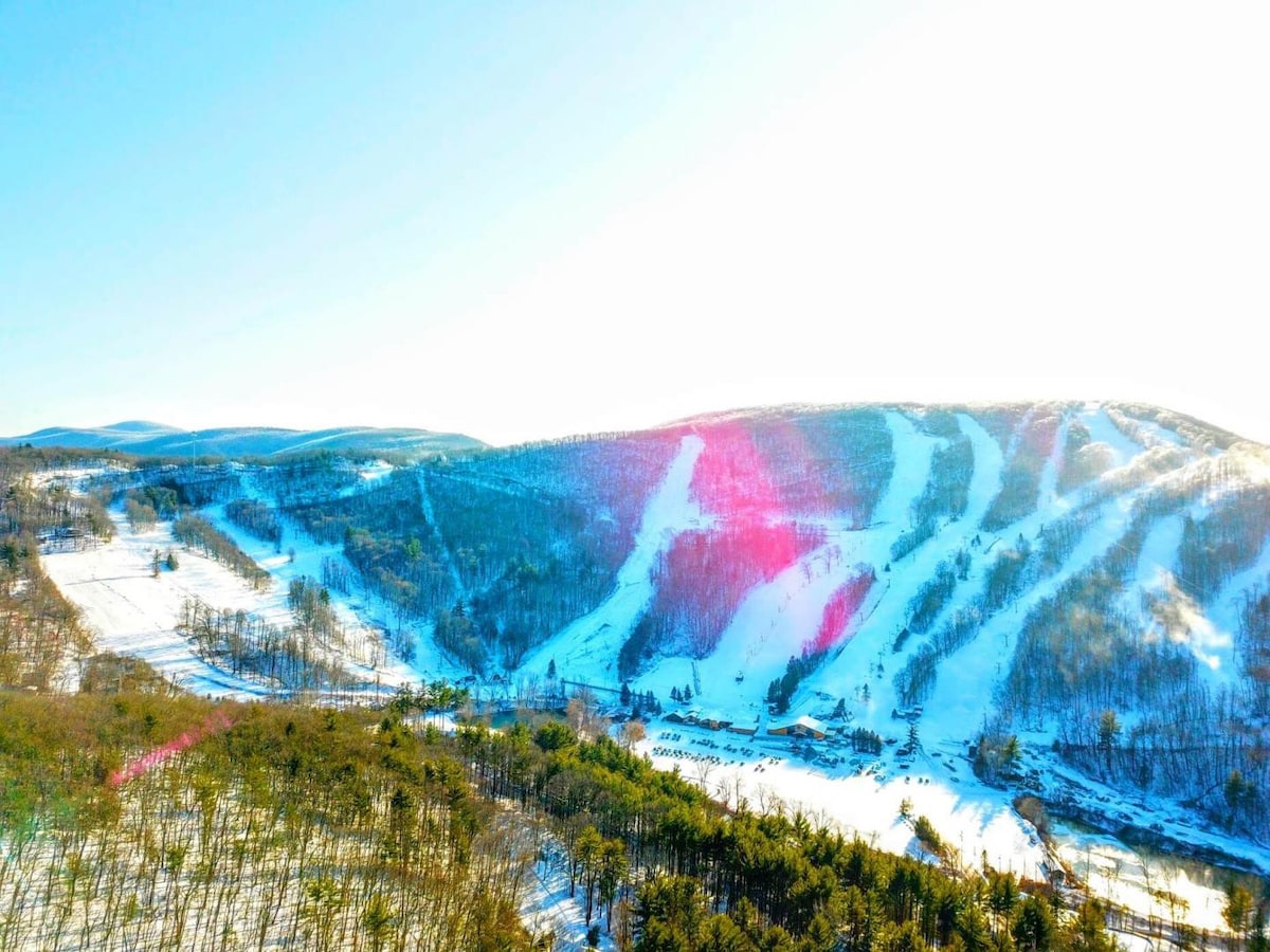 设计师湖滨别墅，徒步滑雪度假胜地。