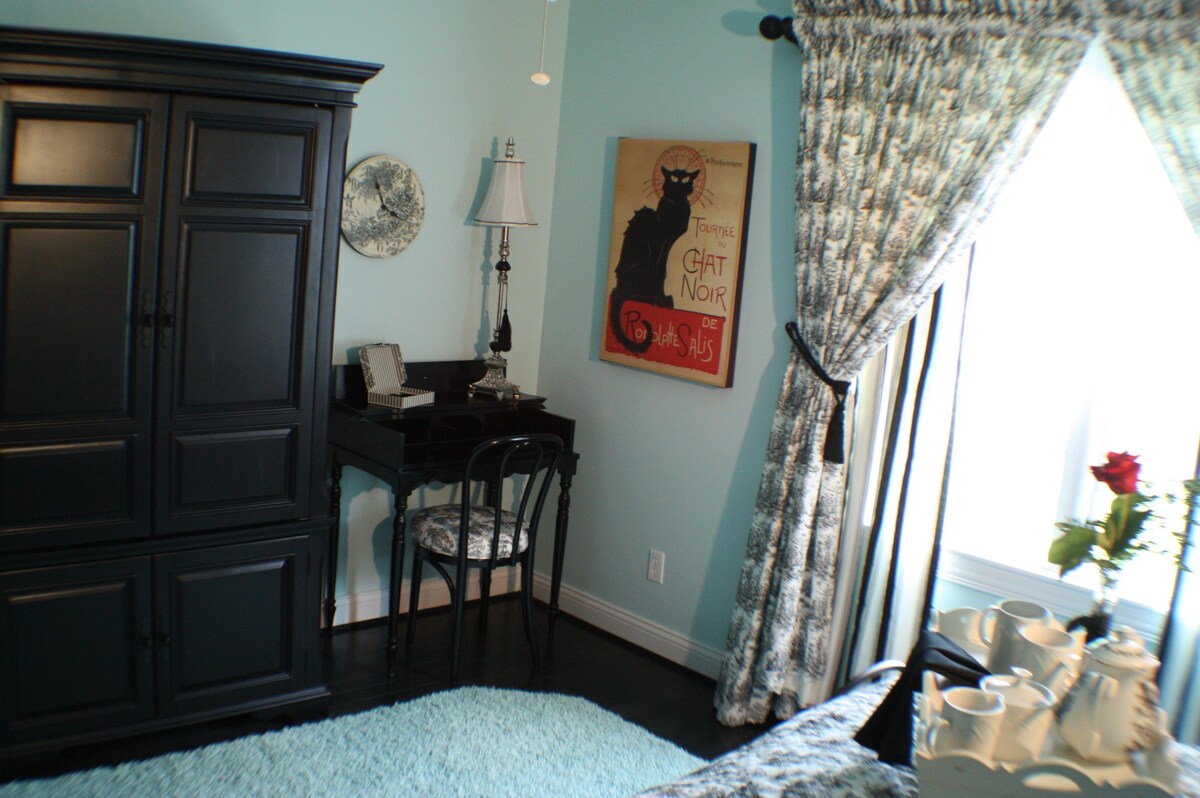 Parisienne Suite at Pillow and Paddock B&B