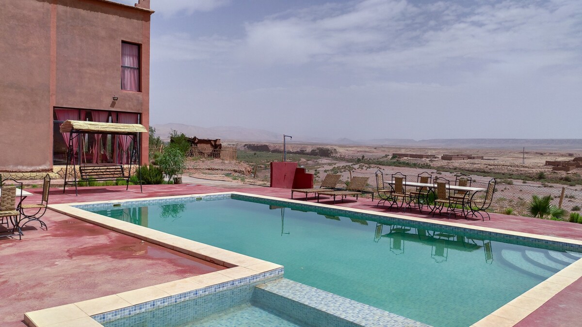 Chambre large avec vue sur la vallée et piscine