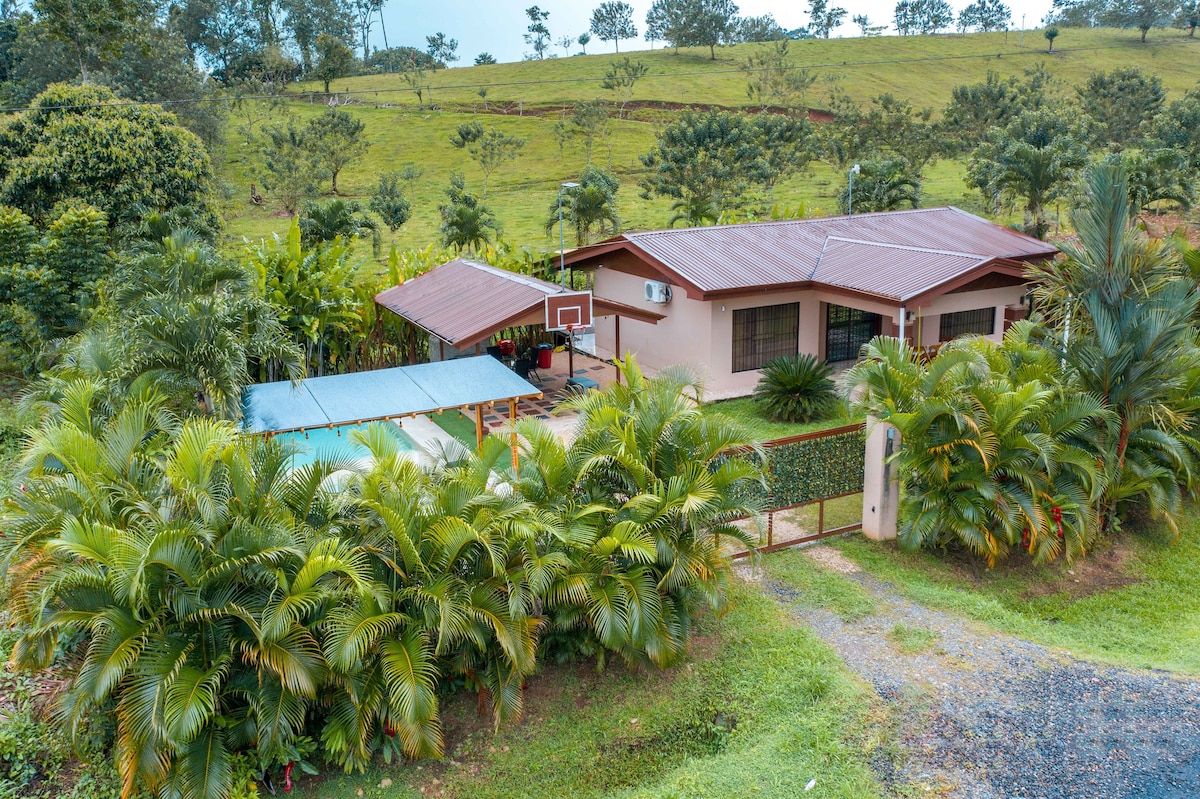 Casa Heliconias La Fortuna私人泳池