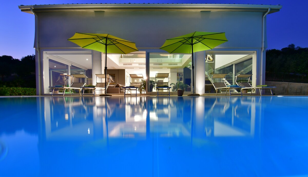 Nausica别墅-放松身心，游泳池，景观，免费无线网络。