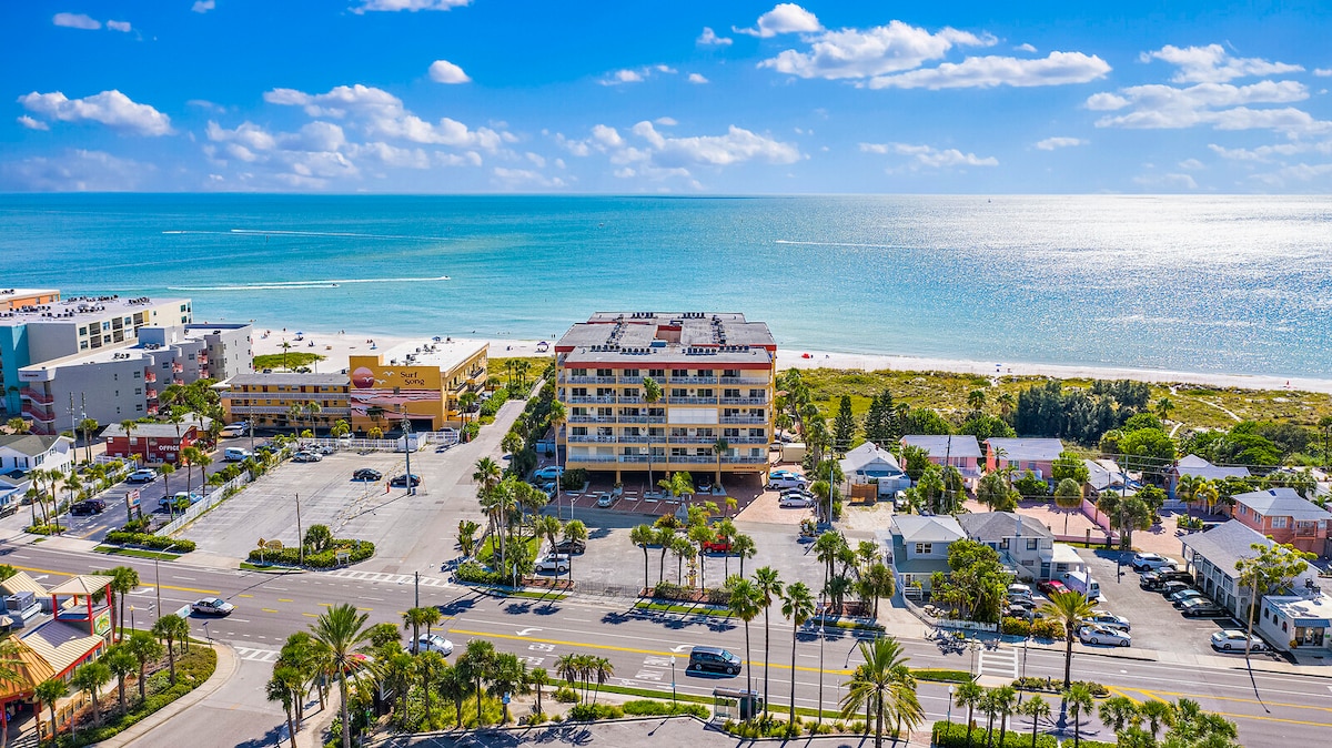 Johns Pass Village对面的海滨大楼