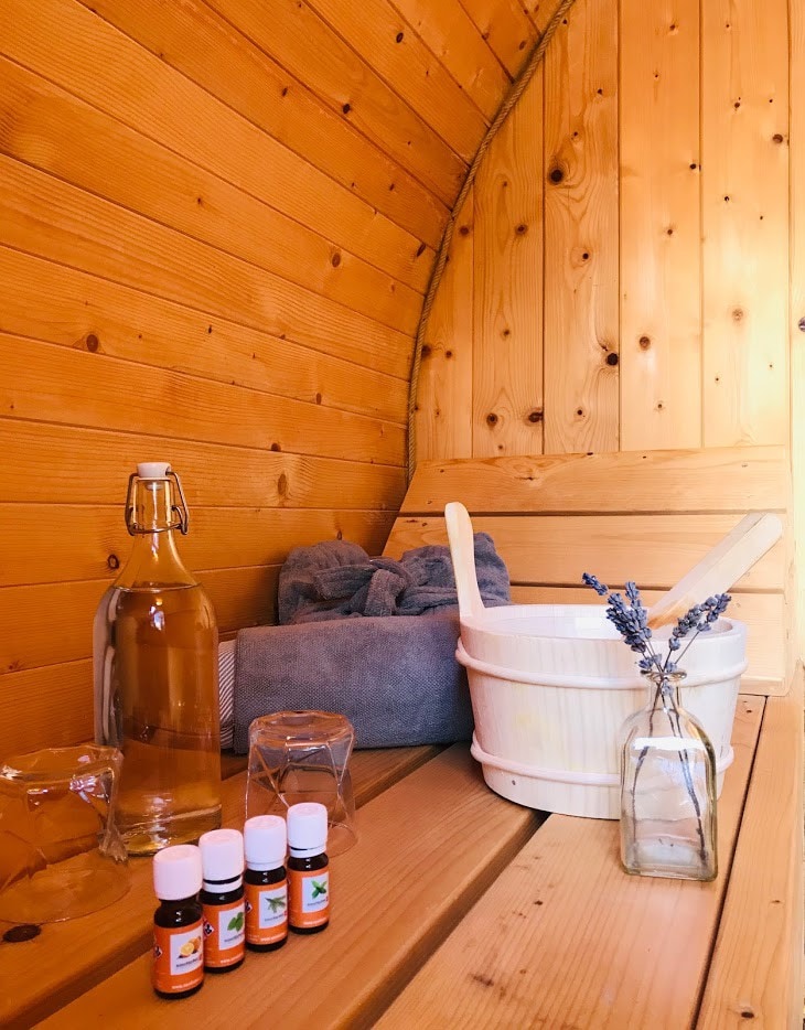Riedegg度假木屋，可容纳1-4人，配备木质桑拿房和热水浴池
