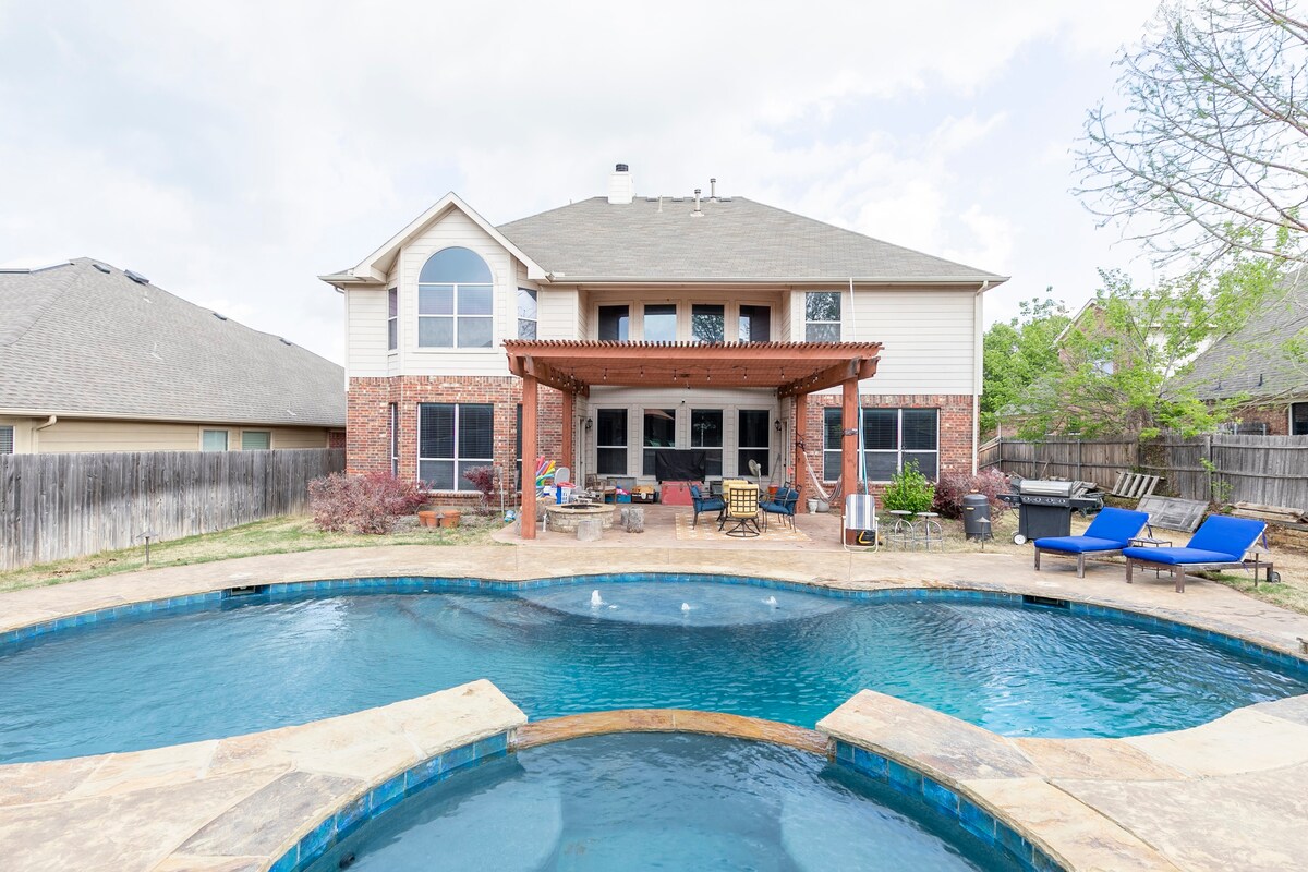 Pool/Hot Tub, Firepit, Spacious