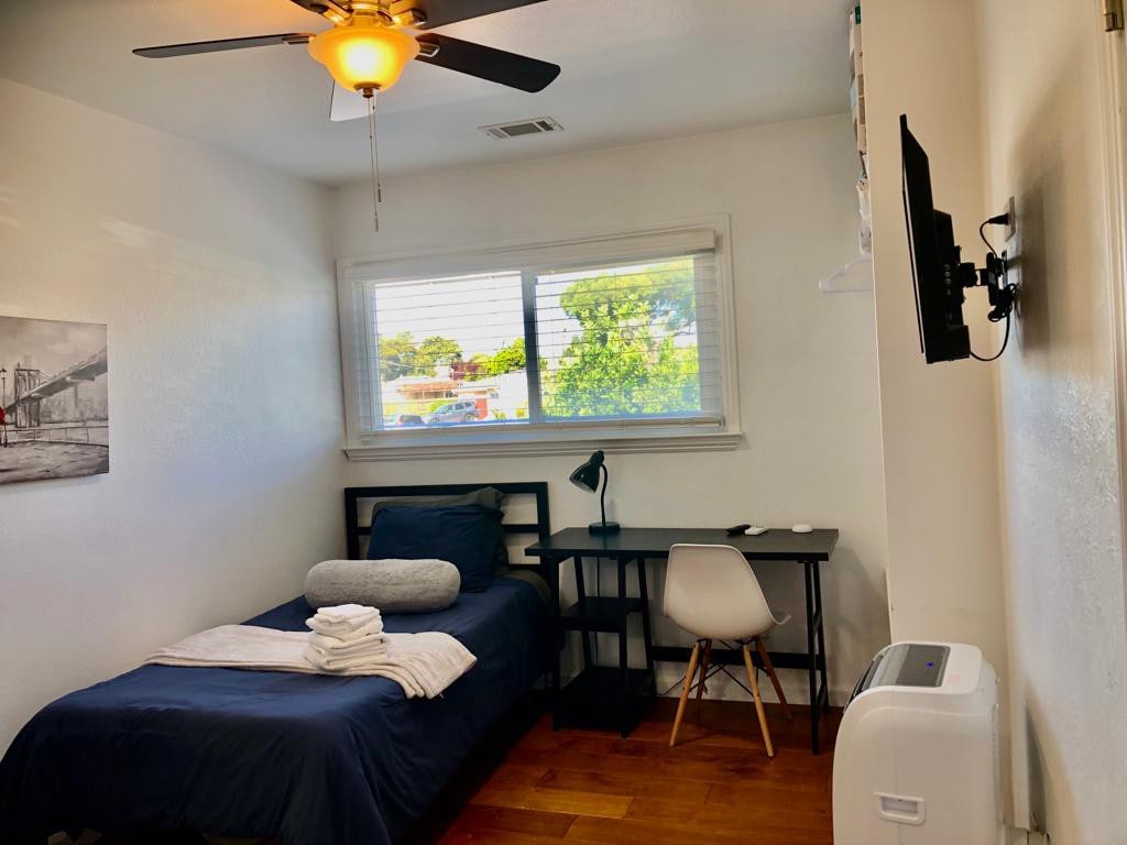 Studio w/AC, Work Space, Free Laundry & Fast Wi-Fi