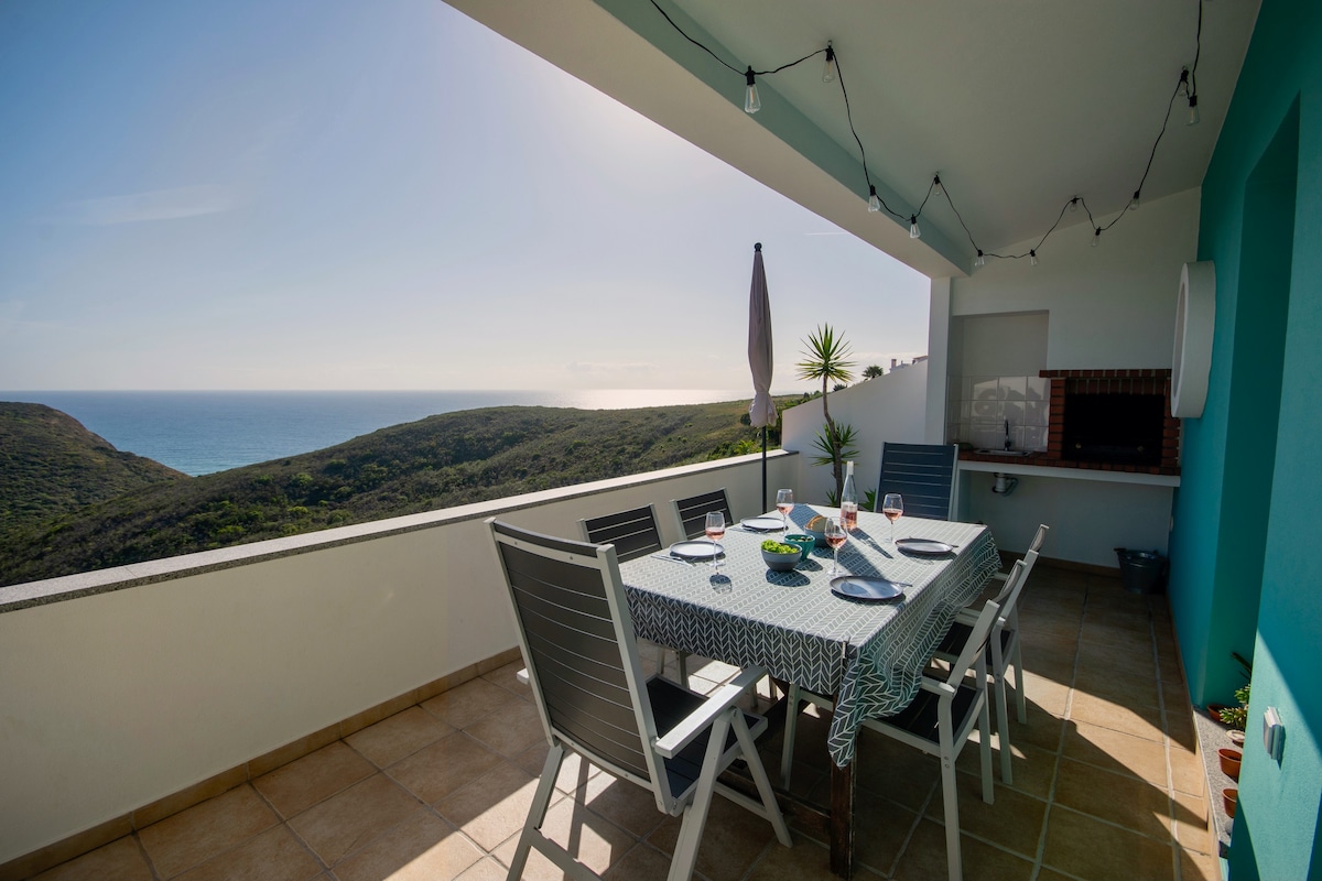 Ocean-view retreat near Arrifana Beach