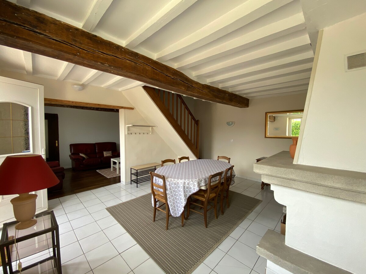 Maison au calme, cour privée fermée, 5' Laon, wifi