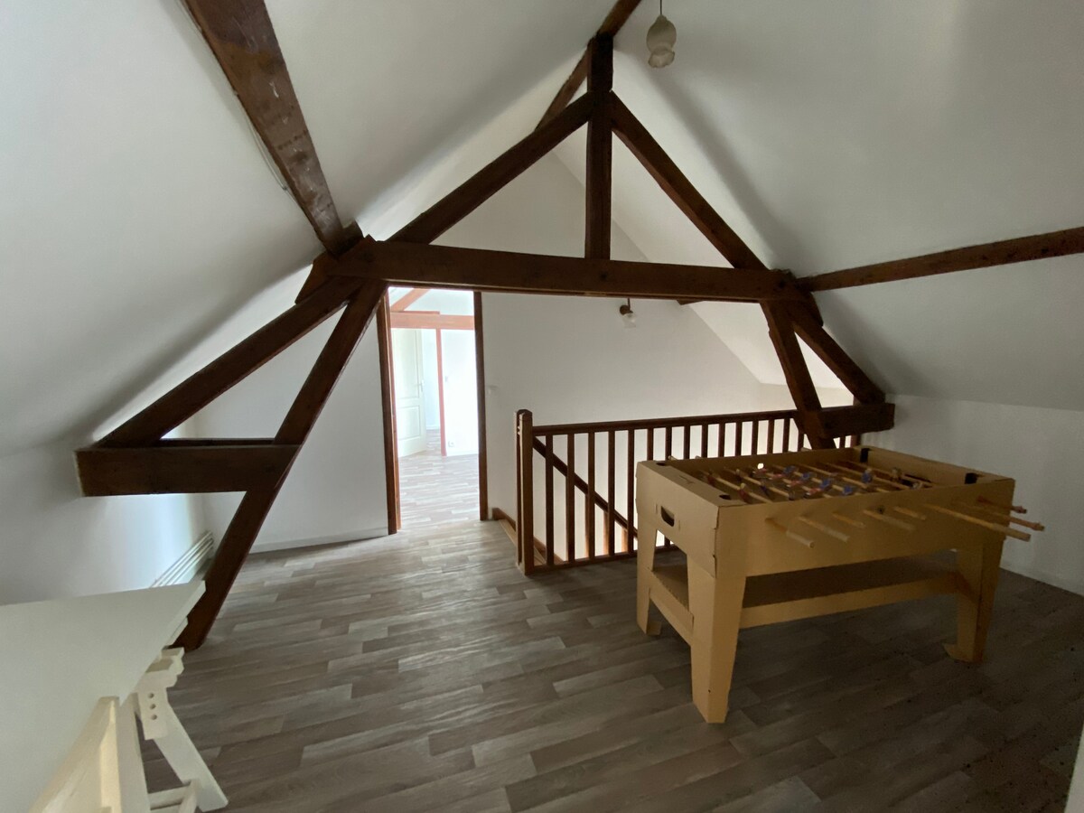 Maison au calme, cour privée fermée, 5' Laon, wifi