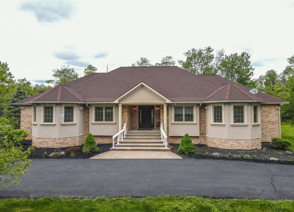 Poconos Pink Rose Duskbloom Countryside Villa -738