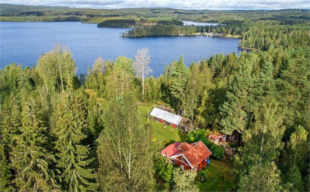 Secluded cottage with a lake view & private jetty