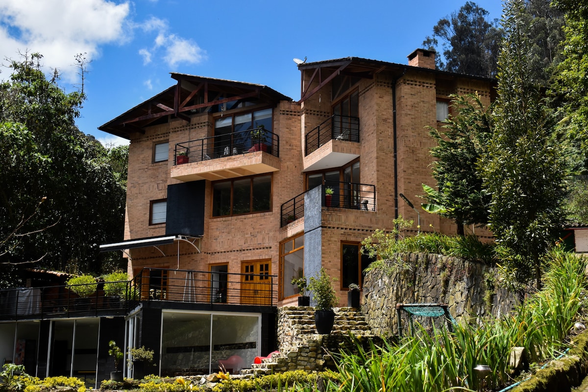 哥伦比亚山脉内壮丽的房子