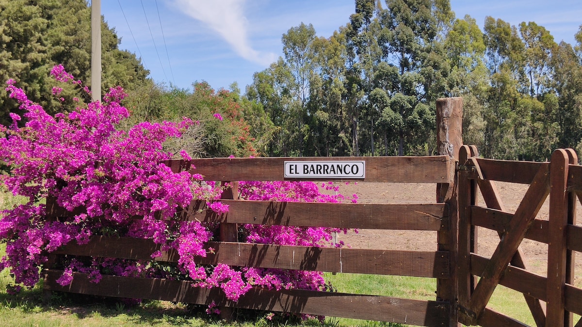 CASA DE CAMPO EL BARRANCO con bajada a la playa