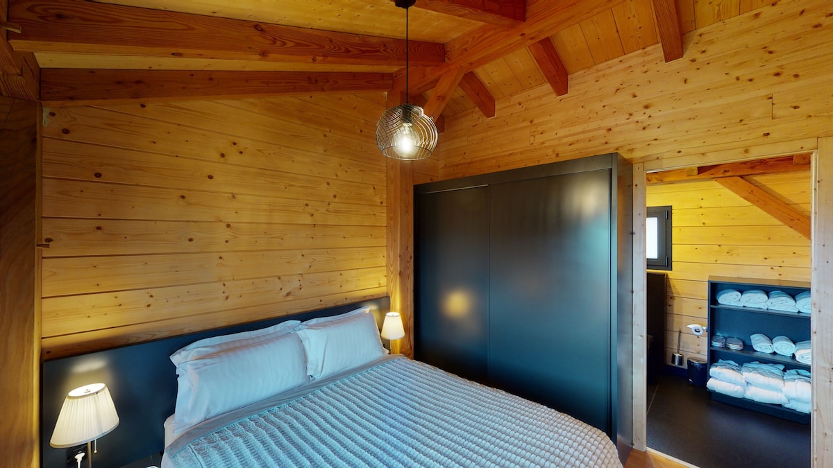 带按摩浴缸的瑞士度假木屋，距离滑雪站7分钟