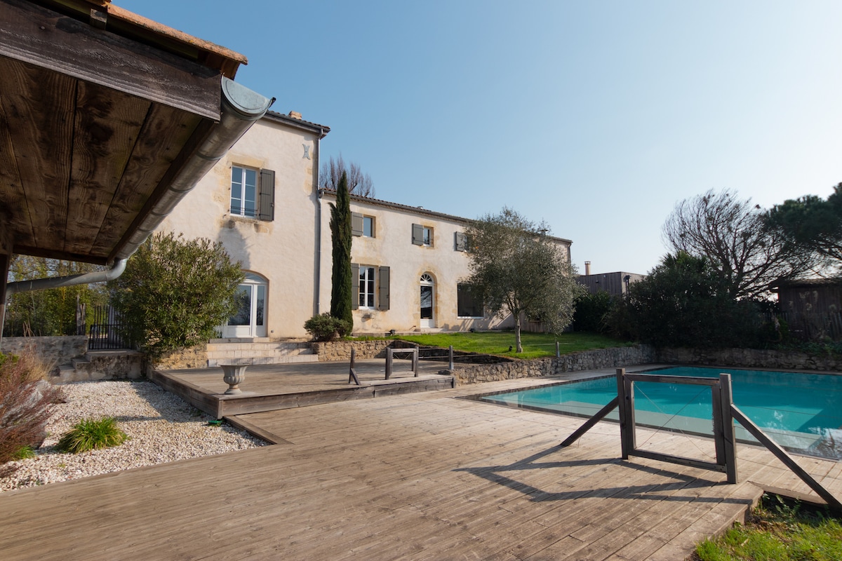 Gîte du Château Caillivet avec piscine et billard