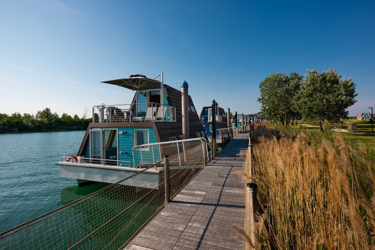 Houseboat for 3 people on the River Tagliamento