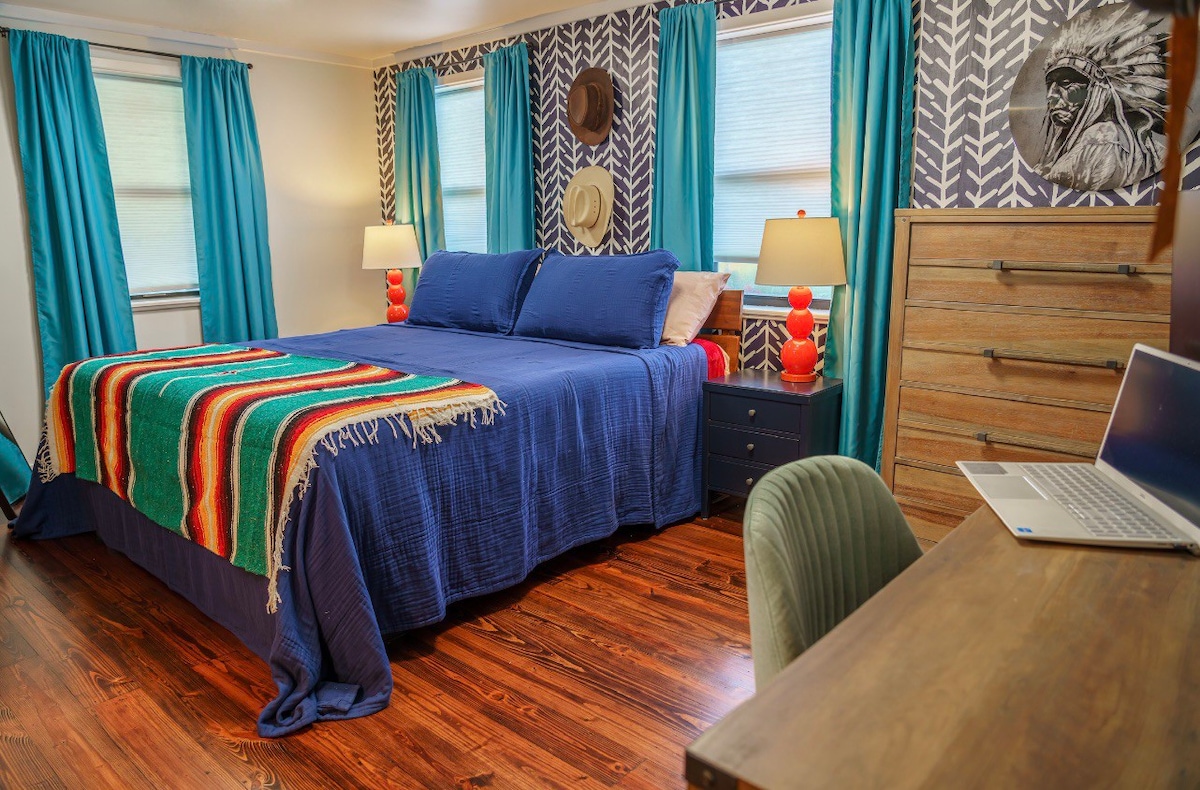 Sleeps 6! Log Cabin 4 miles to Downtown