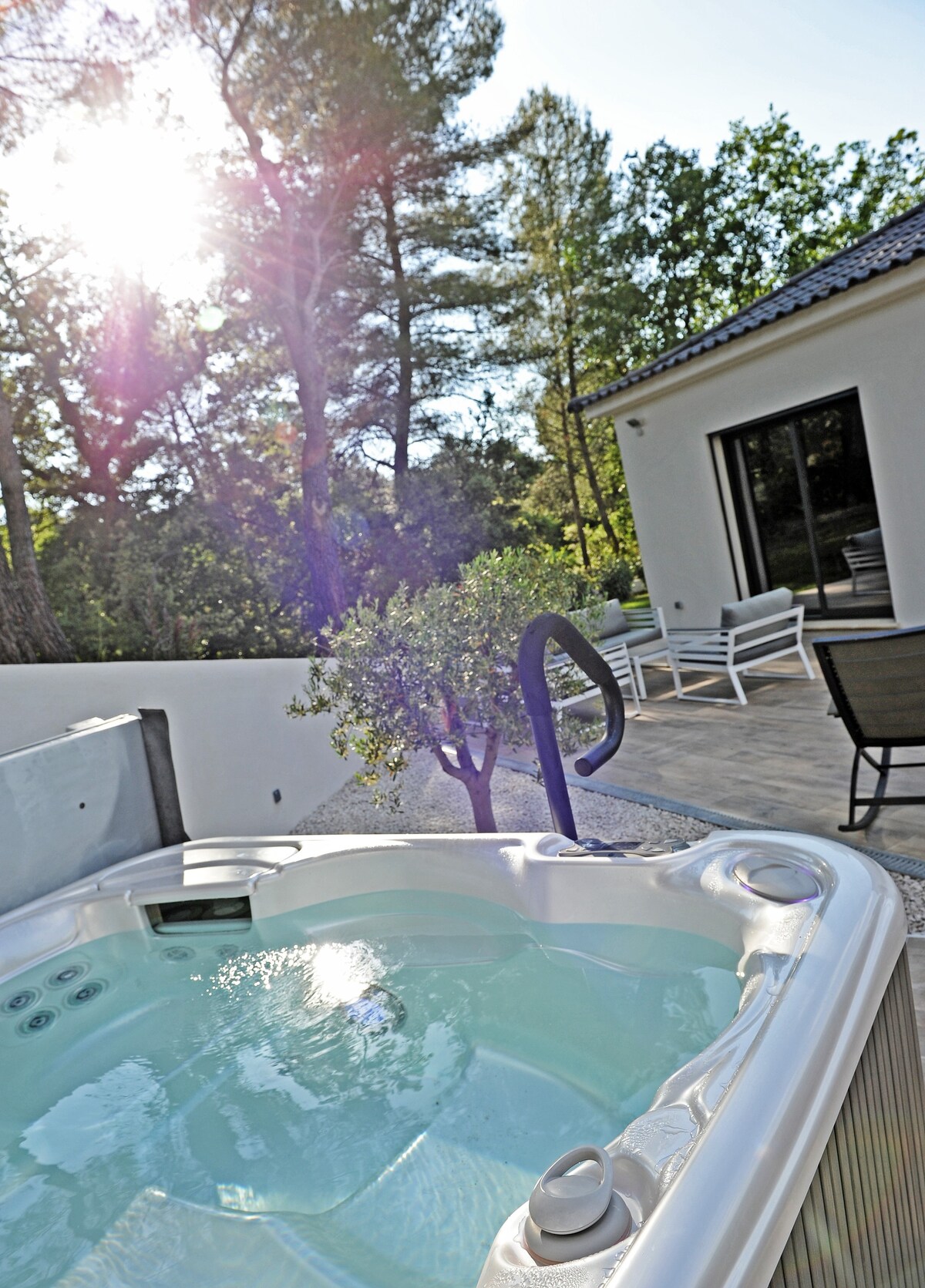 Villa-swimming pool-jacuzzi-air conditioning- aix