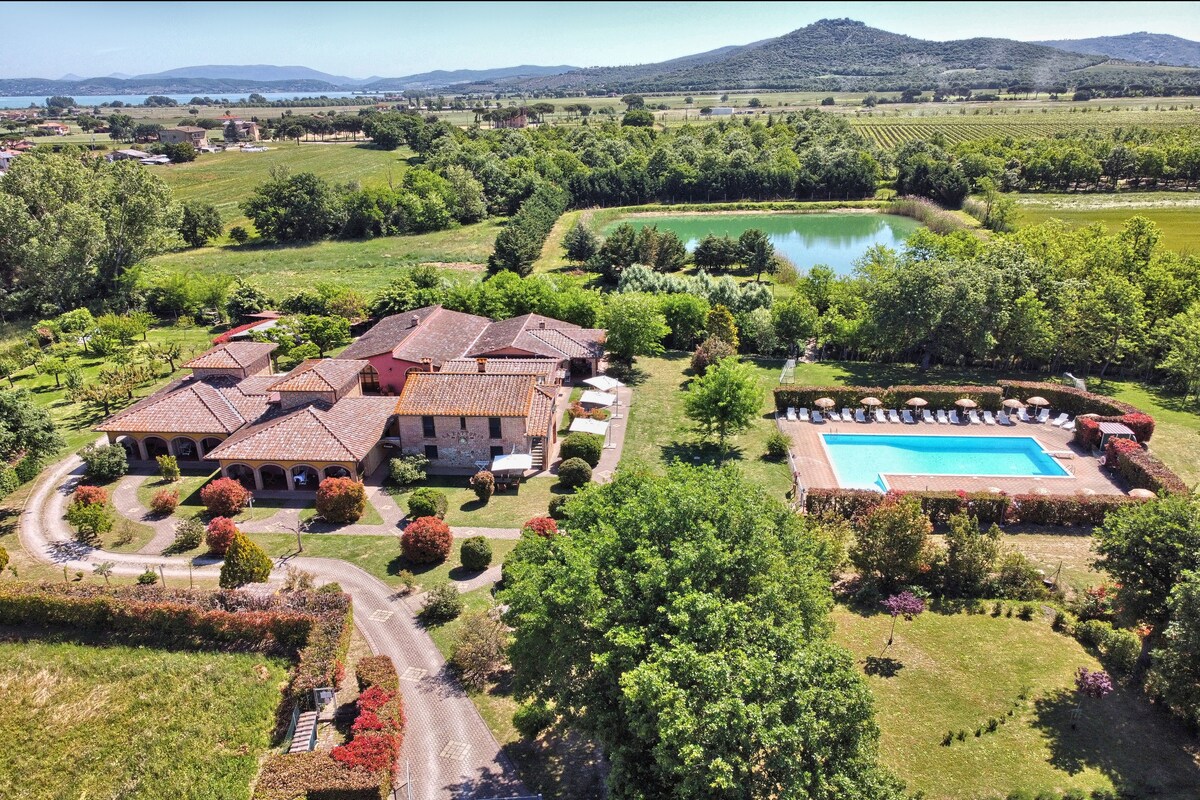 Rural Umbria | Farmhouse with pool and lake