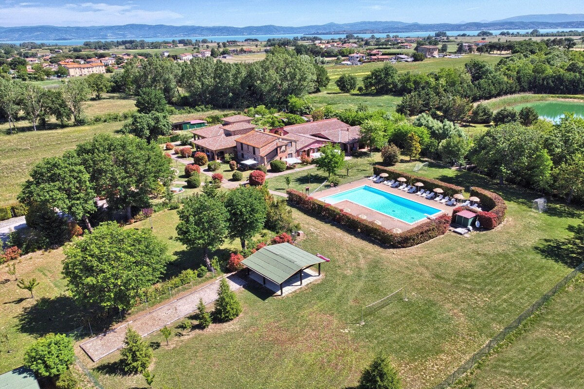Rural Umbria | Farmhouse with pool and lake