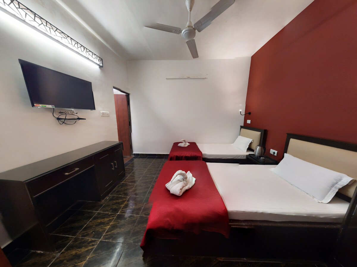 Comfortable private room walking distance from Taj