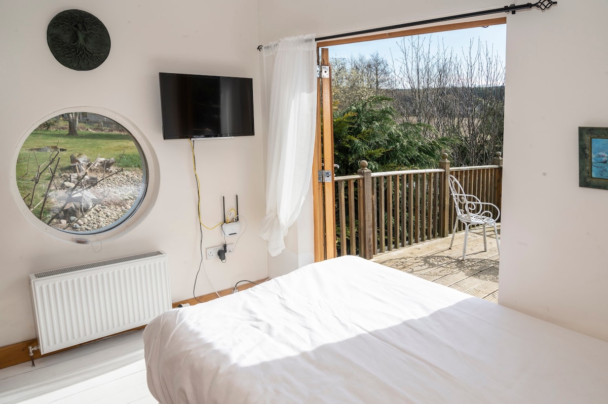 Large studio with panoramic view, garden & hot tub