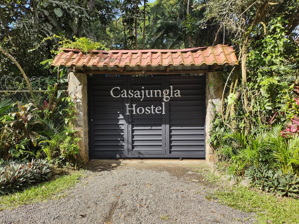 独立房间1.8米宽双人床共用卫生间Casajungla