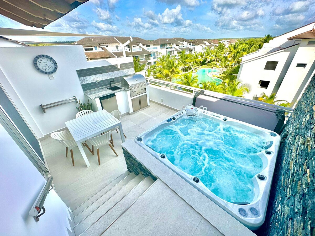 NEW Luxury Penthouse with Jacuzzi and BBQ!