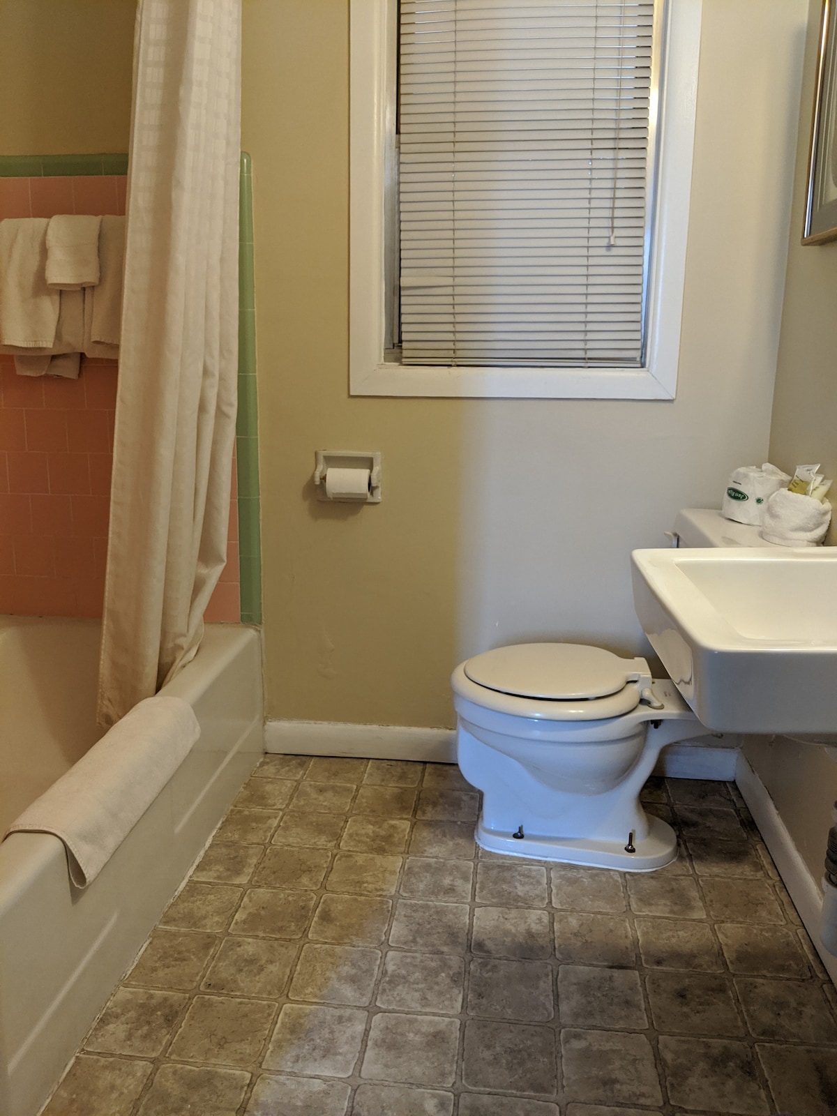 Kanab Affordable Stay Queen Bed Private Bath. #15
