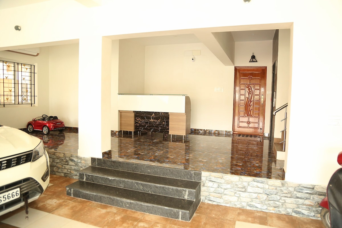 Lovely 2 BHK apartment. Relax in Rooftop Jacuzzi!