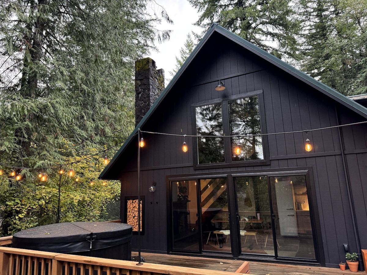 Boutique Mt. Hood Cabin w/ Hot Tub & River Access