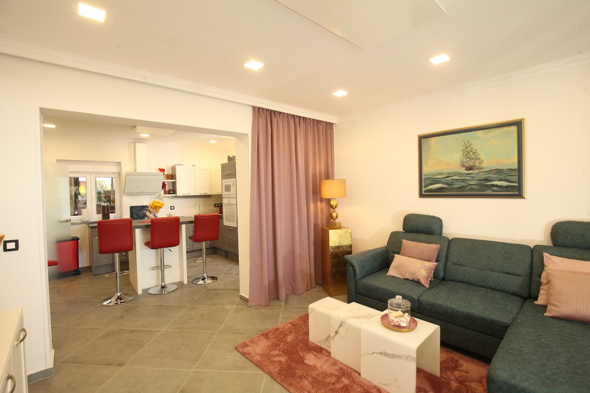 Luxurious apartment with seview near the beach