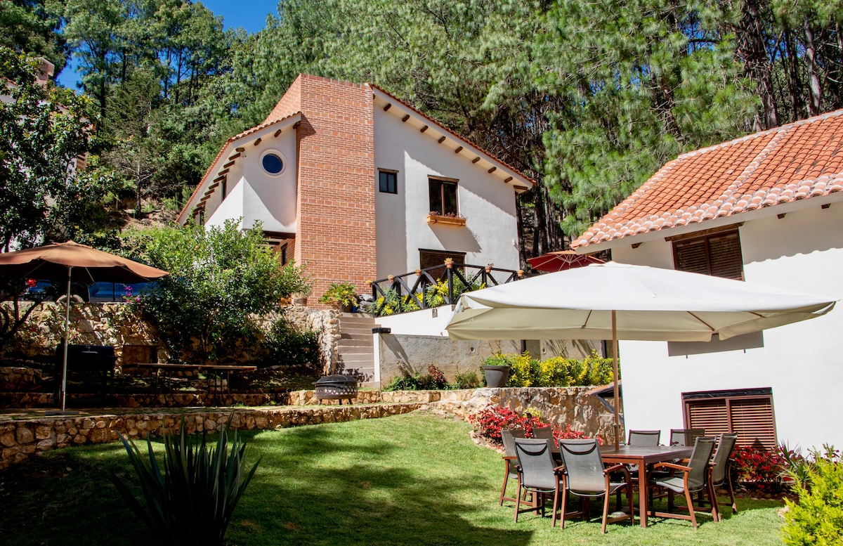 Villa Encino, house in the forest for 10 people