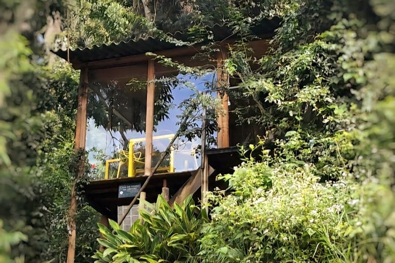 位于Quinta do Vale的玻璃屋，带瀑布