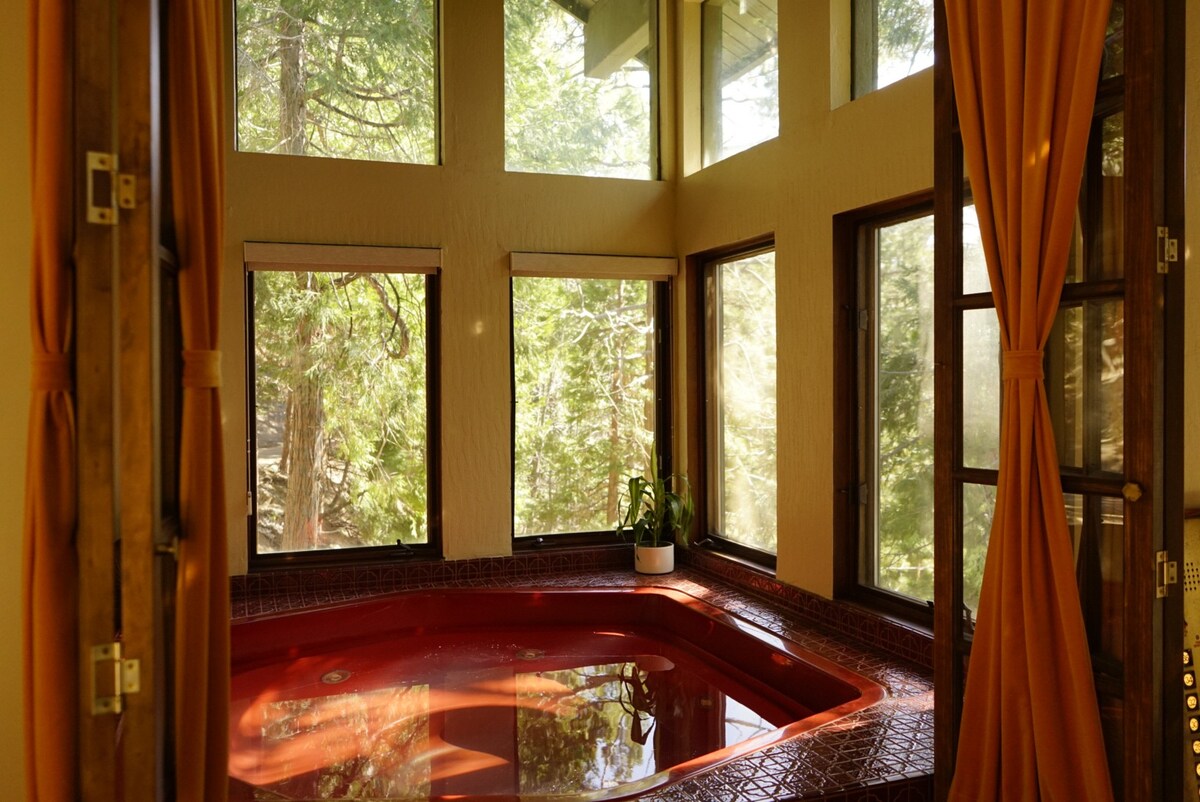 带室内热水浴缸的私人山地度假胜地