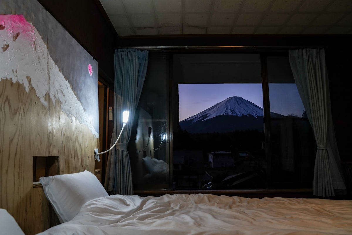 富士房间：富士山（ Fuji ）是一个大床头板，配有大窗户，配有大窗户，还有一个带石膏的大床头板。